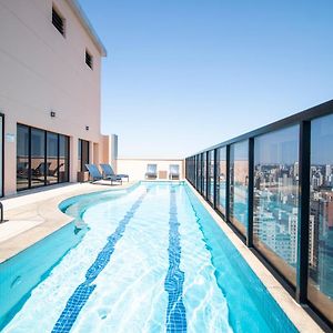 Duplex em Pinheiros, piscina, vista incrível, AC